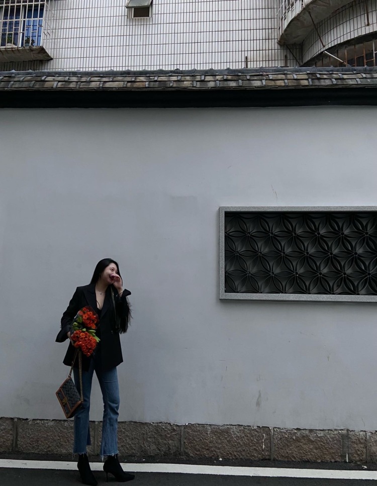 San。-福建省·福州市·台江区--没什么特别的特长,就p图还行,会打扮,身高168体重120,皮肤算白,但是我自己觉得不够白
至于合作费随便写的,反正也是新人一步步慢慢来吧先积累经验