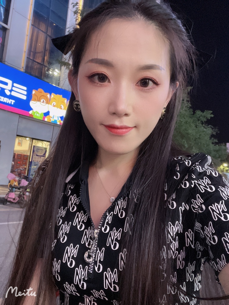 粥粥-山东省·济宁市·任城区-抖音 *** 微博-本人身高168 体重52
各种风格都可以驾驭，爱摄影爱穿搭
买家秀，寄拍都🉑️
服饰.饰品.帽子.鞋子.包包都🉑️
认真做好接的每一单，有经验