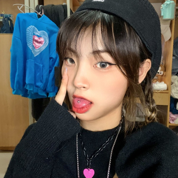 锤锤-山东省·济南市·历下区-***-淘宝买家秀 美瞳美妆和服装寄拍 试用推广 种草笔记软文创作及发布 短视频vlog创作 app小程序 游戏测评推广 编导专业 有专业的打光摄影设备 会写文案策划 会p图和剪辑 体重44kg