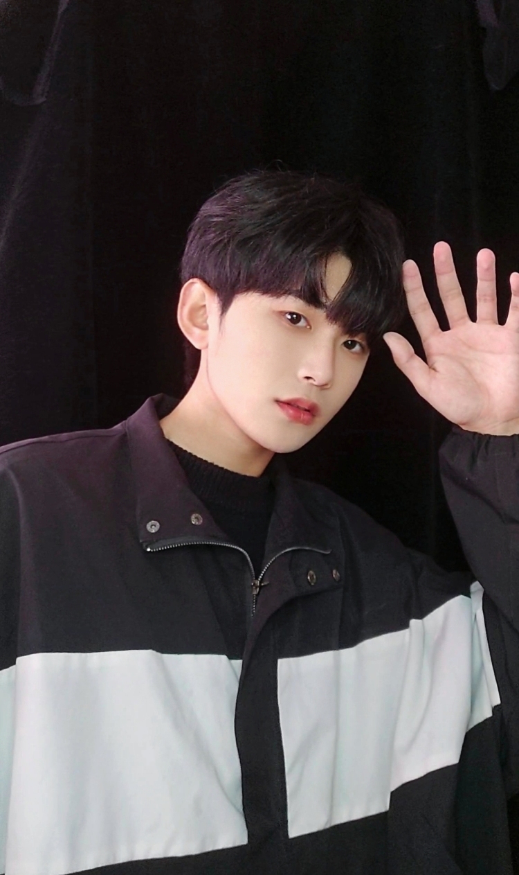 Eric-辽宁省·沈阳市·浑南区-抖音-学生党 男 身高182cm 体重61kg 鞋码 41
拍照有基础 修图有经验 业余时间多 出图快
接寄拍送拍 买家秀
衣服裤子鞋子配饰均可