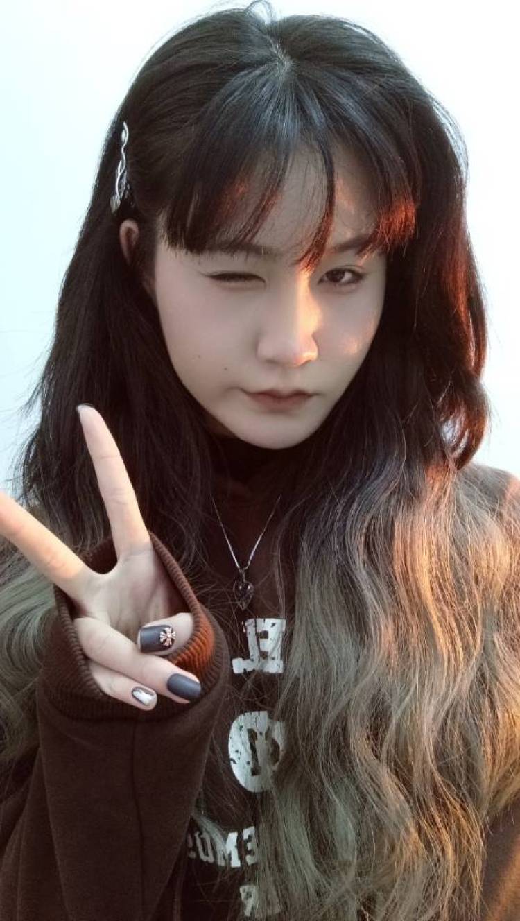 荔枝要噢耶-云南省·曲靖市·会泽县-抖音 ***-我喜欢给自己拍照P图,平时也比较喜欢穿搭,喜欢的穿搭有偏韩系 通勤 轻奢 简约,很想接寄拍单子,服装,饰品,手机壳,都可以,希望能有一次合作的机会!
