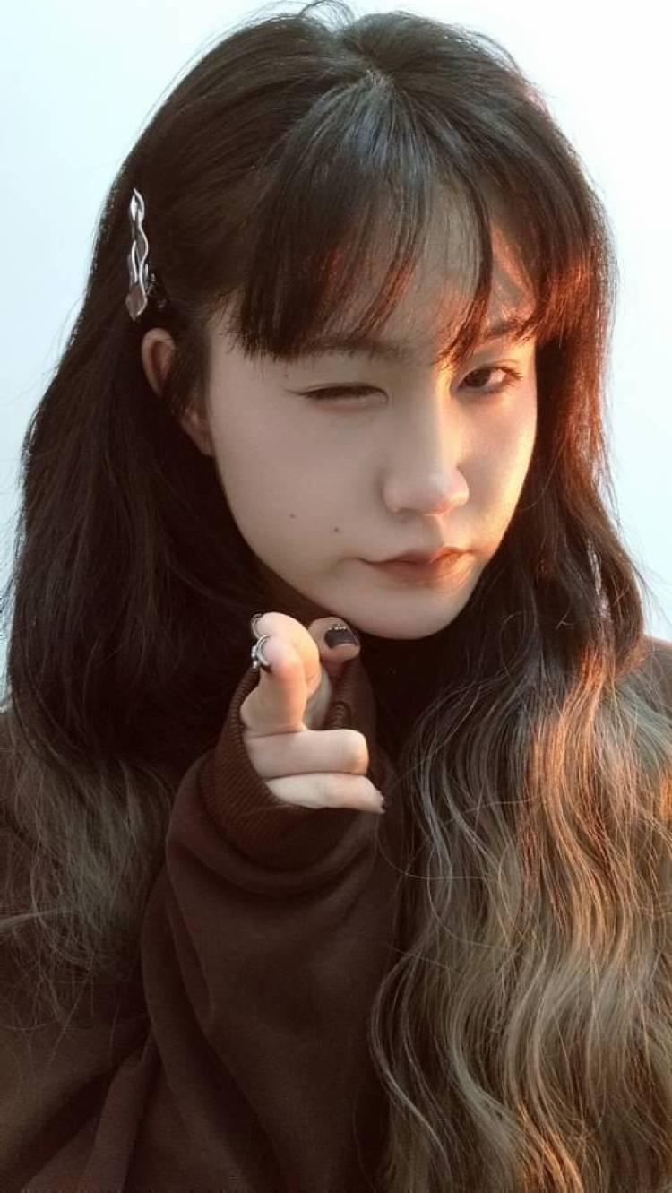 荔枝要噢耶-云南省·曲靖市·会泽县-抖音 ***-我喜欢给自己拍照P图,平时也比较喜欢穿搭,喜欢的穿搭有偏韩系 通勤 轻奢 简约,很想接寄拍单子,服装,饰品,手机壳,都可以,希望能有一次合作的机会!