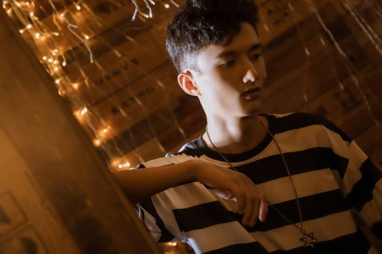 Eric-广东省·清远市·清城区--176cm/58kg，有过模特拍摄经验，目前是学生，可接寄拍，适合各种风格，自己会化妆修图
