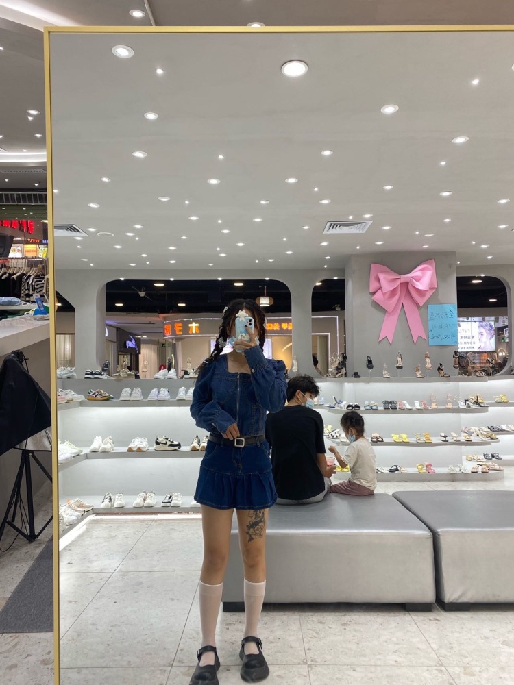 ·-湖南省·长沙市·岳麓区--喜欢拍照，会化妆扎头发，会一点点搭配，买家秀，开箱测评，尝试各种风格也能驾驭很多种风格