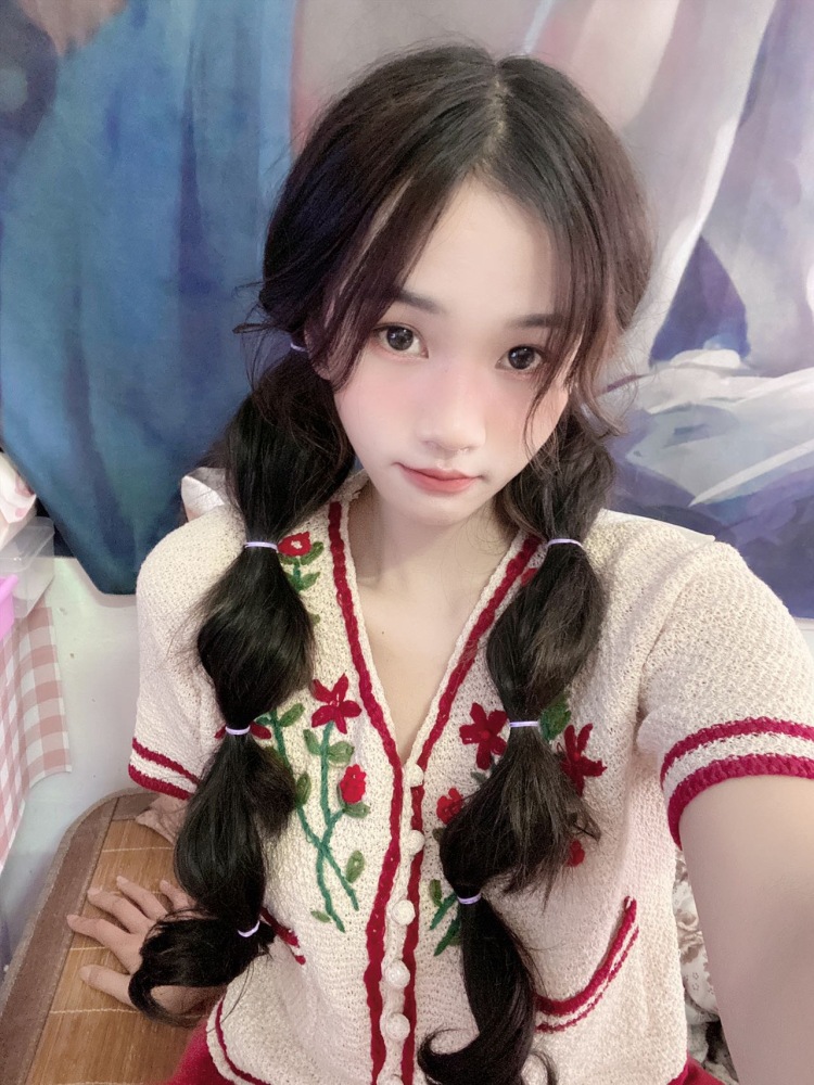 ·-湖南省·长沙市·岳麓区--喜欢拍照，会化妆扎头发，会一点点搭配，买家秀，开箱测评，尝试各种风格也能驾驭很多种风格