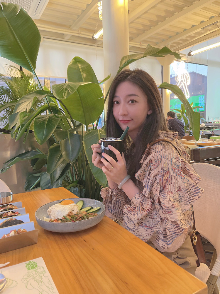 Niny安妮-云南省·昆明市·盘龙区-抖音｜***｜微博 同昵称-接寄拍 买家秀 探店打卡
165cm 50kg 会穿搭 会化妆 爱拍照 会修图
抖音｜***｜微博 同昵称