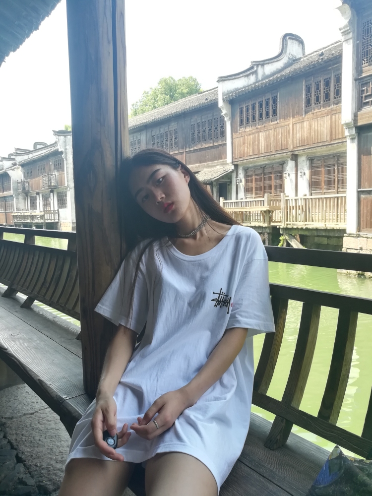 李子希-北京市·北京市·朝阳区-微博-最大乐趣穿新衣服，边玩边拍照，回来以后调色p图，所以有意向接服装饰品的买家秀，寄拍等等