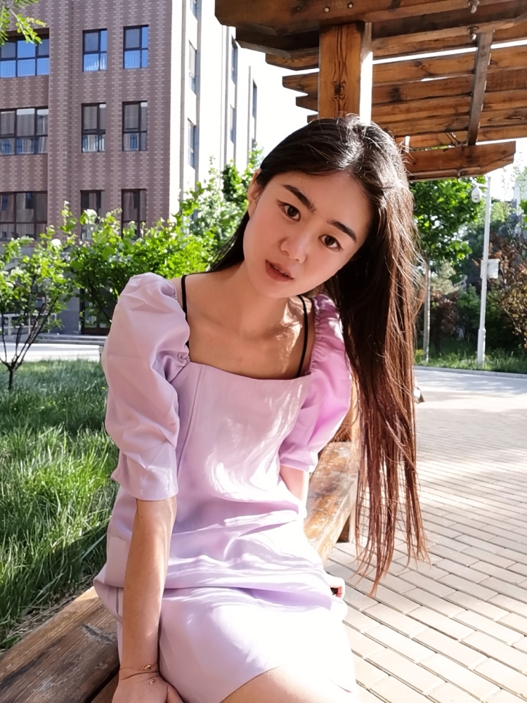 李子希-北京市·北京市·朝阳区-微博-最大乐趣穿新衣服，边玩边拍照，回来以后调色p图，所以有意向接服装饰品的买家秀，寄拍等等