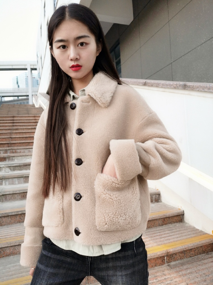李子希-北京市·北京市·朝阳区-微博-最大乐趣穿新衣服，边玩边拍照，回来以后调色p图，所以有意向接服装饰品的买家秀，寄拍等等