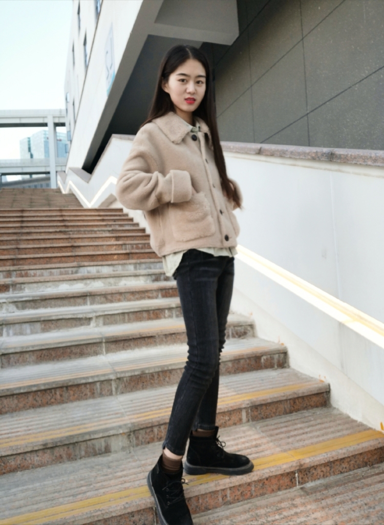 李子希-北京市·北京市·朝阳区-微博-最大乐趣穿新衣服，边玩边拍照，回来以后调色p图，所以有意向接服装饰品的买家秀，寄拍等等