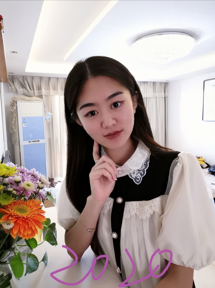 李子希-北京市·北京市·朝阳区-微博-最大乐趣穿新衣服，边玩边拍照，回来以后调色p图，所以有意向接服装饰品的买家秀，寄拍等等
