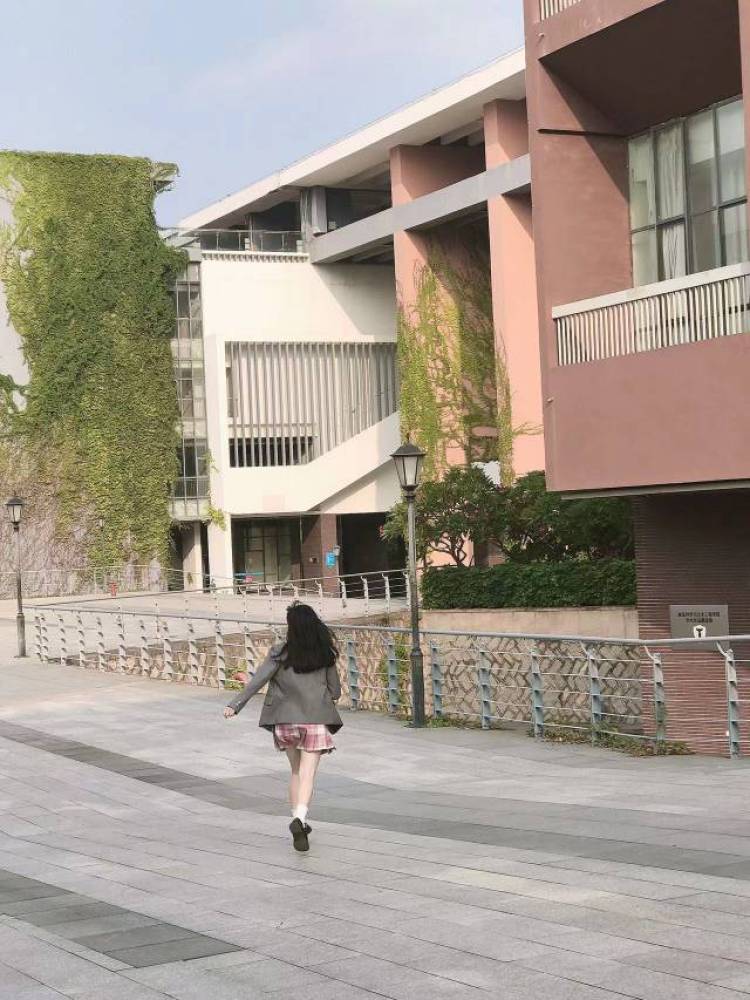 Hilary-福建省·厦门市·集美区-***，抖音，微博-爱拍照，爱打扮，在校大学生，接寄拍送拍，风格多变身高155，体重40，会认真对待每一个任务