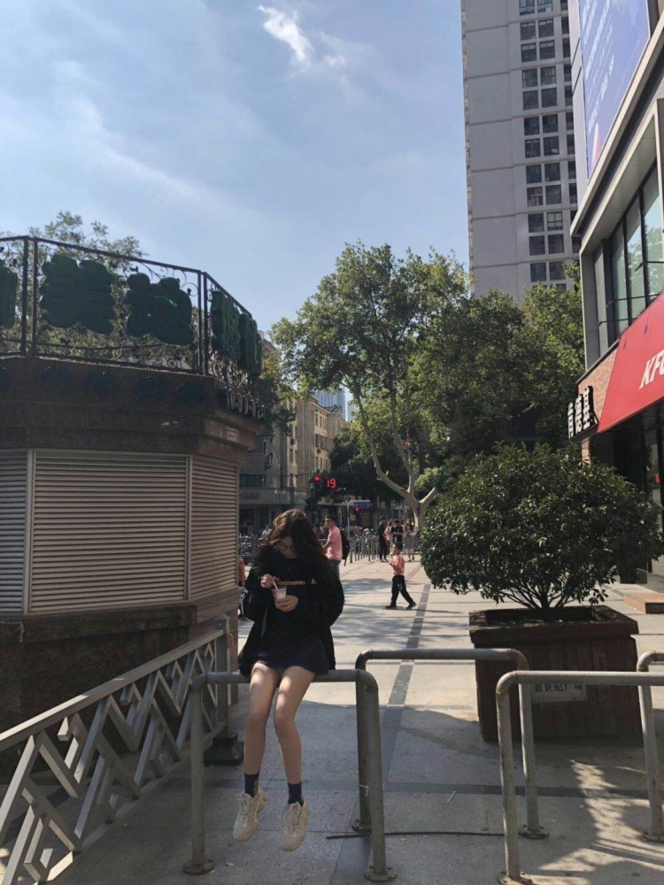 宇智波七七-浙江省·绍兴市·越城区-抖音-接全国范围的买家秀、寄拍、网拍
身高：164cm 体重：44kg
能hold纯欲风、性感风的衣衣～其他风格的也可以接
本人比较喜欢拍照