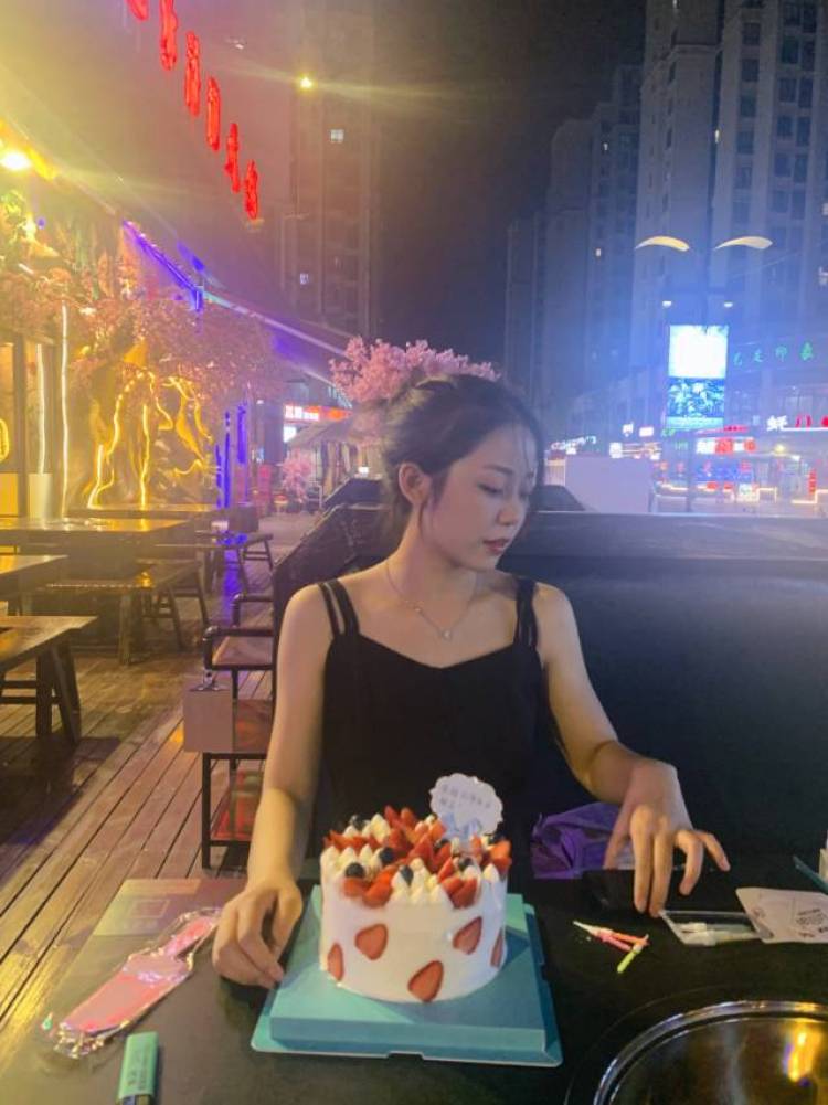佳佳-重庆市·重庆市·江北区--喜欢记录日常穿搭、爱拍照，会p图…
身高156，体重88，有意的朋友看过来🤗