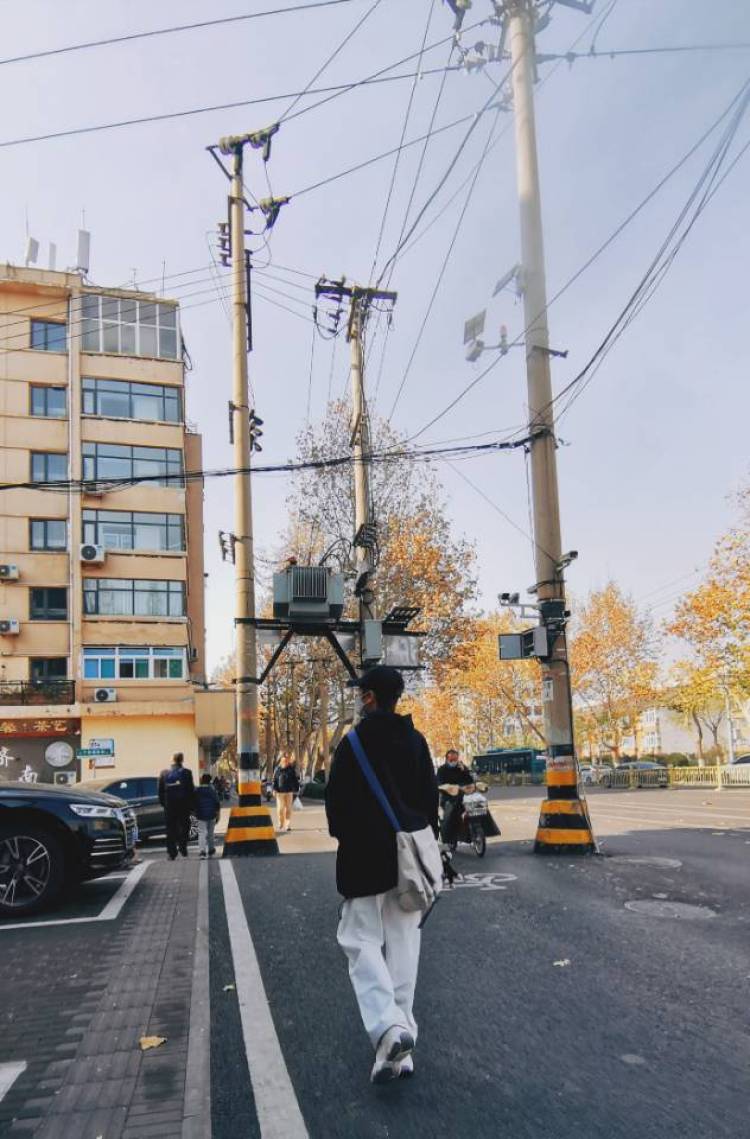 Tiamo-广西壮族自治区·南宁市·兴宁区-抖音,***-本人风格中性风,日常喜欢出去拍照,喜欢不同风格的穿搭,接受网店约拍
