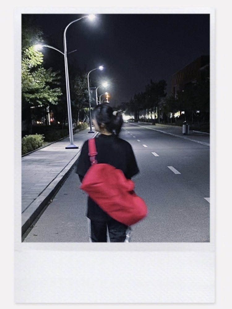 霜紧致-辽宁省·盘锦市·兴隆台区-，-日常喜欢出去拍照，喜欢不同风格的穿搭，接受网店约拍 。对穿搭很感兴趣，欢迎找我接单，价格好说 可视频欢迎商家联系我 可以接卖家秀各种商业拍摄 可以私聊我 谢谢～
 拍照什么的都可以呀 出图快 寄拍，或