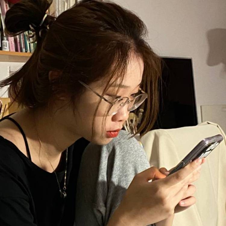 🐽-辽宁省·沈阳市·浑南区-快手-身高168 体重108 
喜欢穿搭 喜欢拍照 喜欢p图 
学的是设计专业 对穿搭小有研究
在快手上会发布自己的相关作品