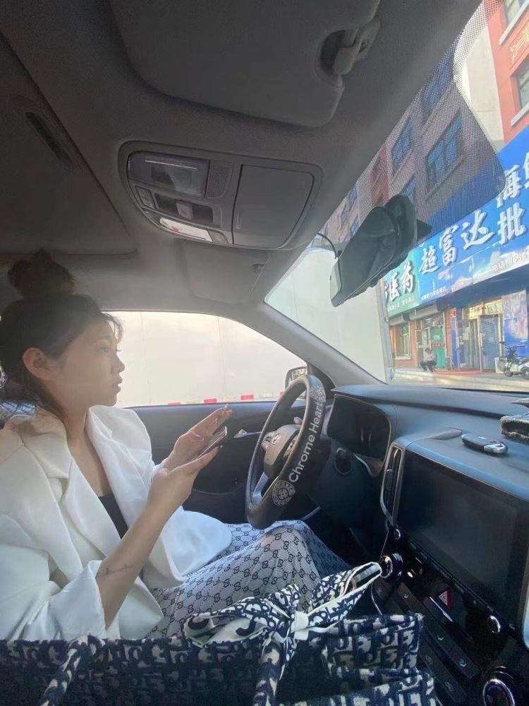 【潮派】服装搭配社-内蒙古自治区·呼伦贝尔市·扎兰屯市--本人身高172。 体重135。 稍微有点微胖。职业个体主播。  穿搭ok。 长相自我感觉不错👍    出片快并且质量ok
