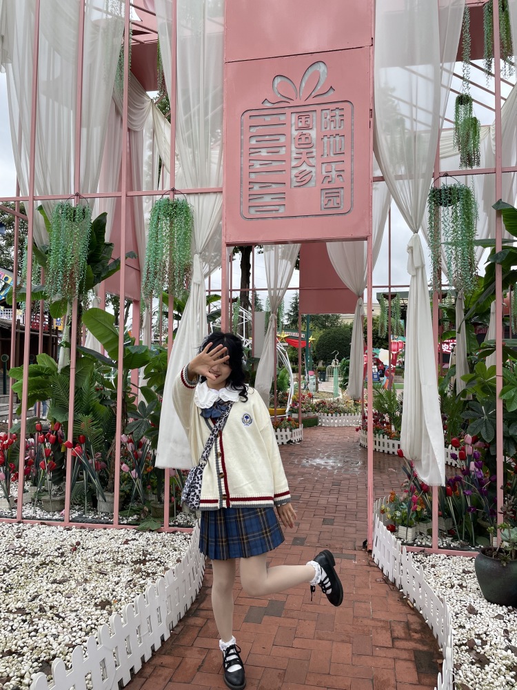 是佳丽呀-四川省·成都市·双流区--身高161 体重98 爱拍照。接寄拍 服装 饰品 包包等。 各种风格。都可驾驭 671淘气值 会修图。 拍照风格超可