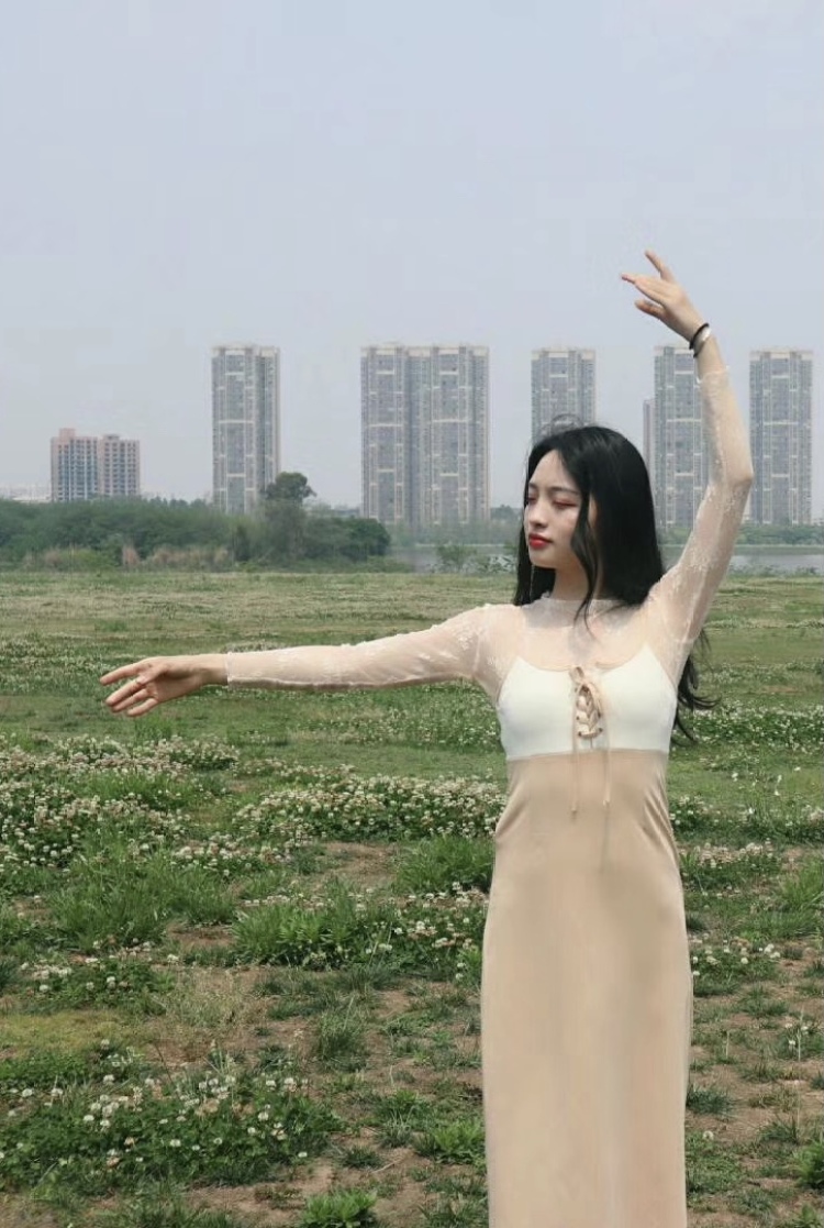 是佳丽呀-四川省·成都市·双流区--身高161 体重98 爱拍照。接寄拍 服装 饰品 包包等。 各种风格。都可驾驭 671淘气值 会修图。 拍照风格超可