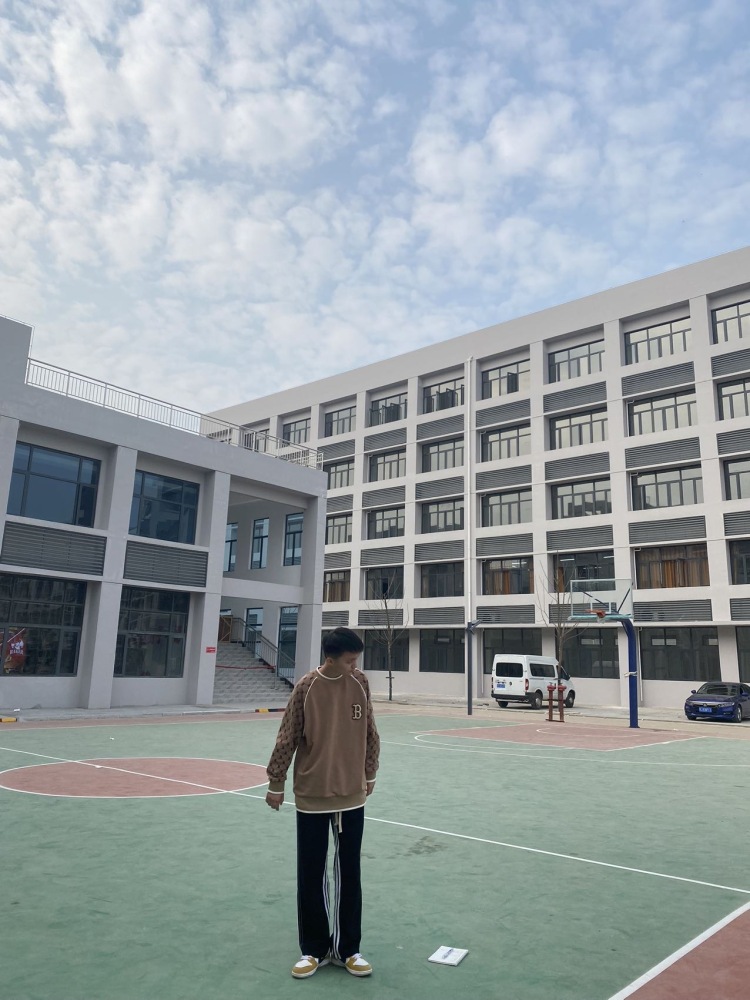 管子-湖北省·武汉市·洪山区--学生 身高175体重100五官端正 有耳洞 接寄拍 会p图 出图快 衣服饰品鞋子都可以 可尝试多种风格