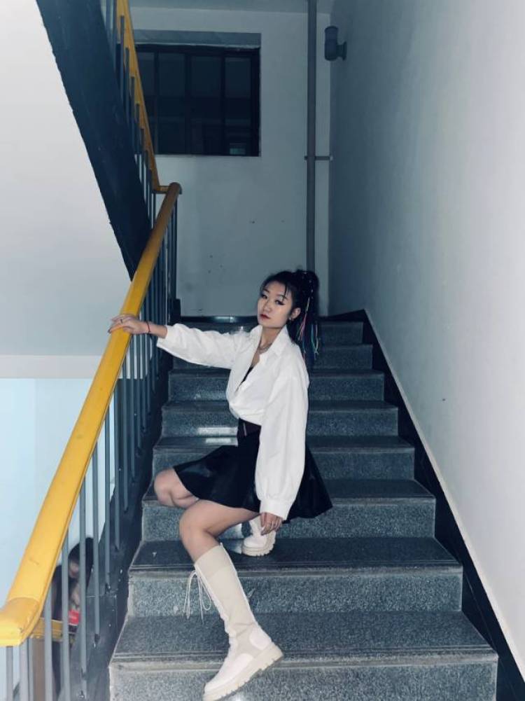 陶琪-陕西省·渭南市·合阳县-抖音 快手-是一个街舞爵士舞老师，一个美术生，对颜色搭配与穿搭有一定的欣赏能力，接单方面:淘宝买家秀，产品实用都可以，约拍，（身高172体重108）
