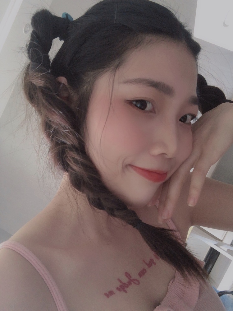 一只冰箱美少女-四川省·宜宾市·江安县-抖音/***/微博/快手-特长:喜欢买衣服搭配,拍照,爱美
梦想:我从小生活在小县城,因为小时候家庭条件不好,有一个妹妹和弟弟,从小就羡慕别人穿漂亮的衣服,所以我想做一个穿搭博主,让很多人喜欢我的穿搭,如果有机会我会毫不犹豫的