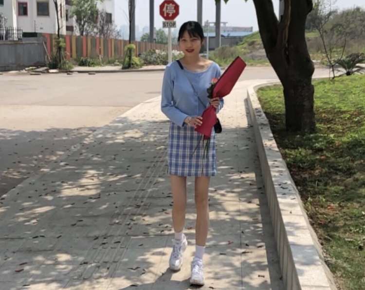 一只冰箱美少女-四川省·宜宾市·江安县-抖音/***/微博/快手-特长：喜欢买衣服搭配，拍照，爱美
梦想：我从小生活在小县城，因为小时候家庭条件不好，有一个妹妹和弟弟，从小就羡慕别人穿漂亮的衣服，所以我想做一个穿搭博主，让很多人喜欢我的穿搭，如果有机会我会毫不犹豫的