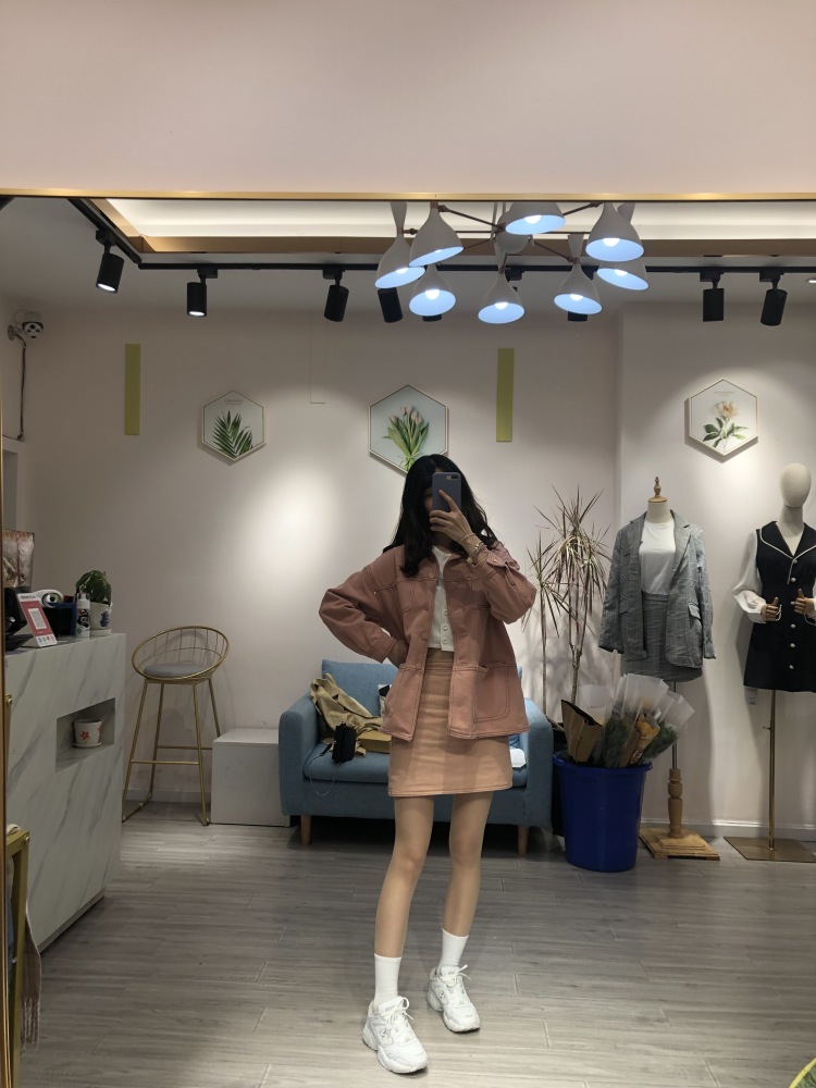 一只冰箱美少女-四川省·宜宾市·江安县-抖音/***/微博/快手-特长:喜欢买衣服搭配,拍照,爱美
梦想:我从小生活在小县城,因为小时候家庭条件不好,有一个妹妹和弟弟,从小就羡慕别人穿漂亮的衣服,所以我想做一个穿搭博主,让很多人喜欢我的穿搭,如果有机会我会毫不犹豫的