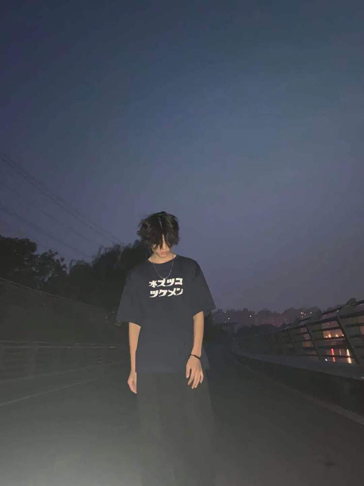 炸毛-山东省·枣庄市·滕州市--平时比较喜欢拍照,穿衣风格比较多变,审美在线,希望在闲暇时间能接到一些单空闲时间比较多。
