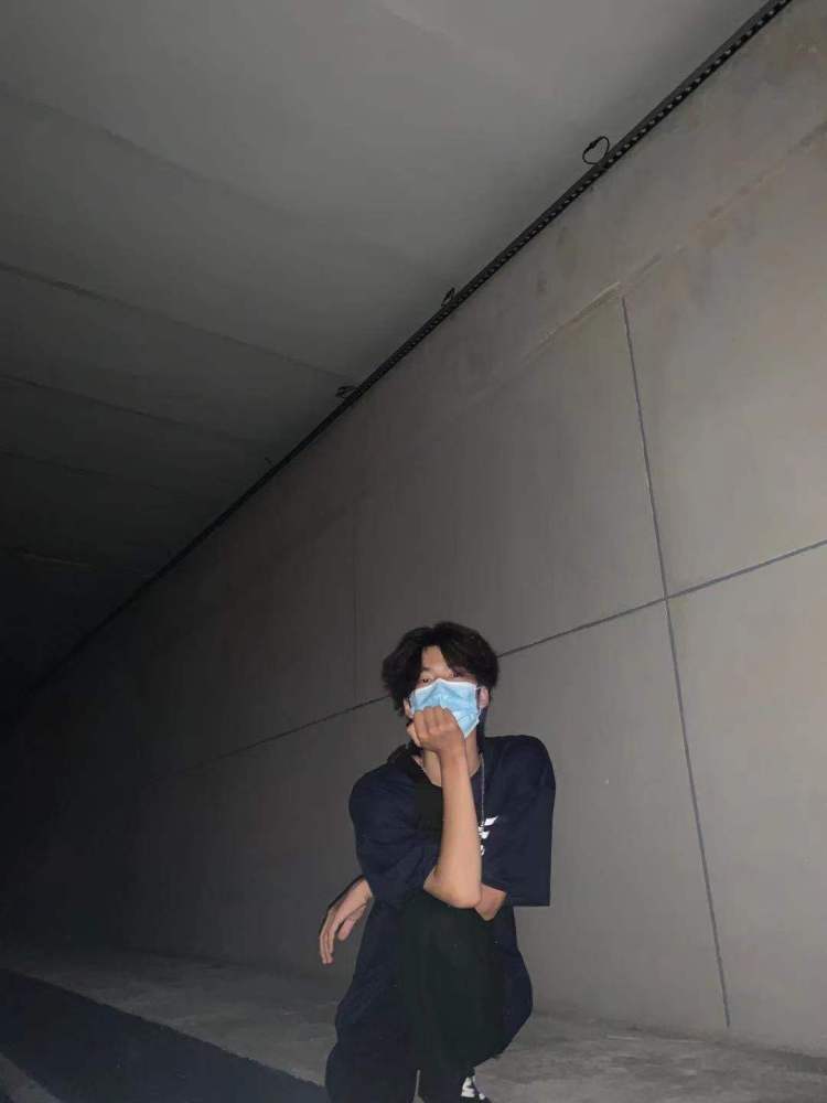 炸毛-山东省·枣庄市·滕州市--平时比较喜欢拍照，穿衣风格比较多变，审美在线，希望在闲暇时间能接到一些单空闲时间比较多。