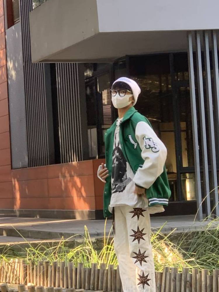 IMAGINE-广东省·广州市·天河区--兴趣是谈谈吉他 一些乐器 职业就是在校生高中生 平时也喜欢一些衣服穿搭设计和摄影和对照片进行p图和修图 来这里想做一下兼职模特当寄拍模特 希望各位商家来看看我!为人也很勤恳吧 可以hold住各种类型风