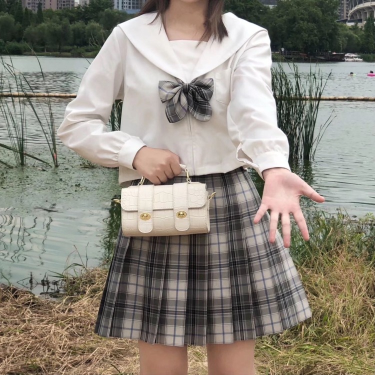 .婷.-江西省·新余市·渝水区--喜欢拍照！身高157斤 体重89斤 喜欢可可爱爱 可以拍甜一点的照片 喜欢裙子 可甜可咸