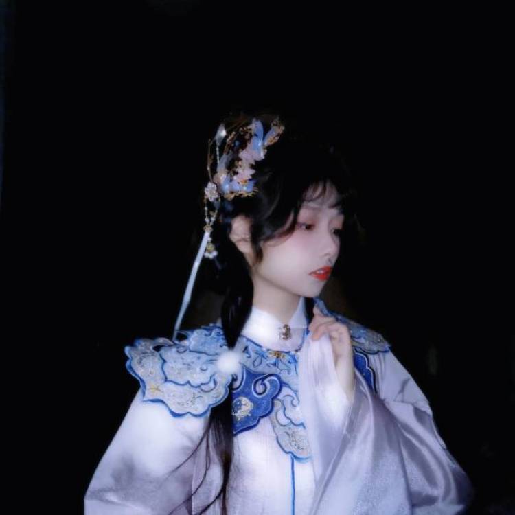 抱龙小白菜-江苏省·徐州市·新沂市--身高163 体重48kg
接搭配向/jk/lolita/汉服/买家秀/种草/软妹/日系
擅长拍摄甜系和lolita搭配类
会修图会化妆
出图快