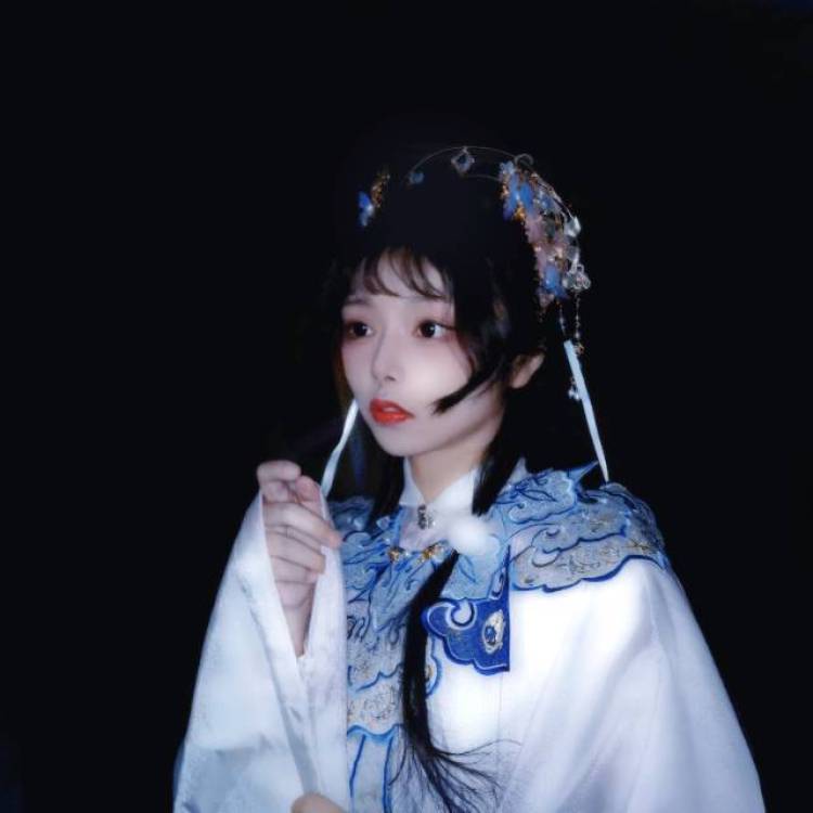 抱龙小白菜-江苏省·徐州市·新沂市--身高163 体重48kg
接搭配向/jk/lolita/汉服/买家秀/种草/软妹/日系
擅长拍摄甜系和lolita搭配类
会修图会化妆
出图快