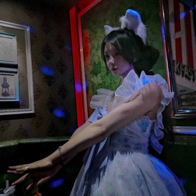 抱龙小白菜-江苏省·徐州市·新沂市--身高163 体重48kg
接搭配向/jk/lolita/汉服/买家秀/种草/软妹/日系
擅长拍摄甜系和lolita搭配类
会修图会化妆
出图快
