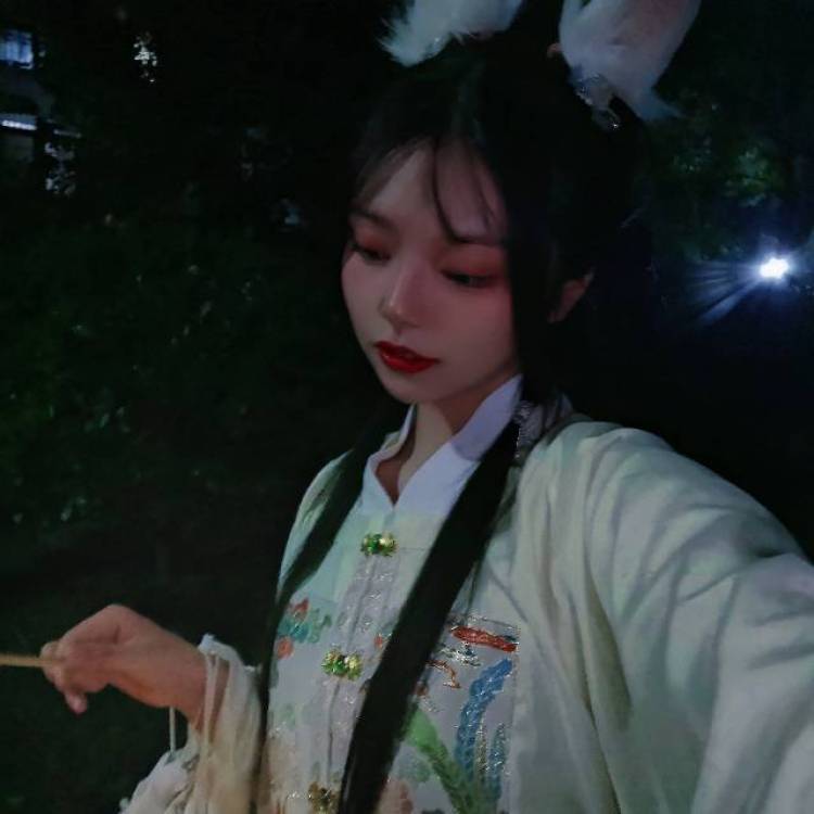 抱龙小白菜-江苏省·徐州市·新沂市--身高163 体重48kg
接搭配向/jk/lolita/汉服/买家秀/种草/软妹/日系
擅长拍摄甜系和lolita搭配类
会修图会化妆
出图快