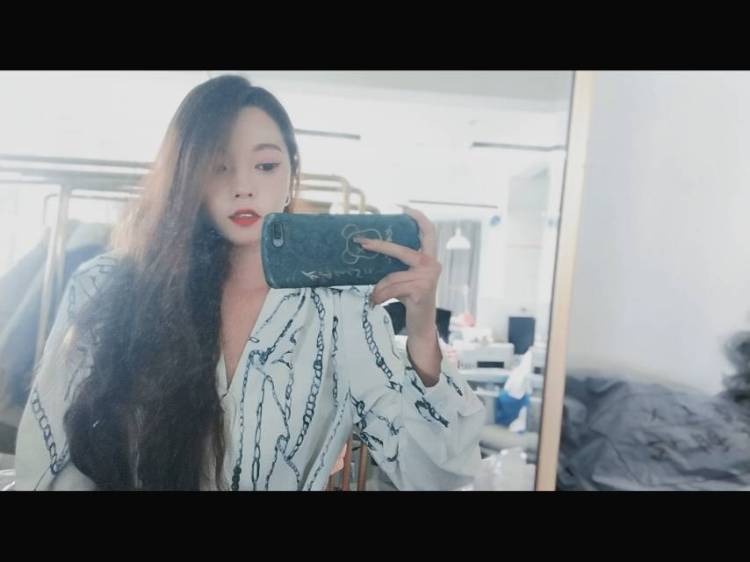 香菜er```Vanessa-浙江省·杭州市·江干区-抖音-服装设计师一名，🉑接设计稿，开箱测评，寄拍
注：身高157，体重48kg，比较上镜【会p图】