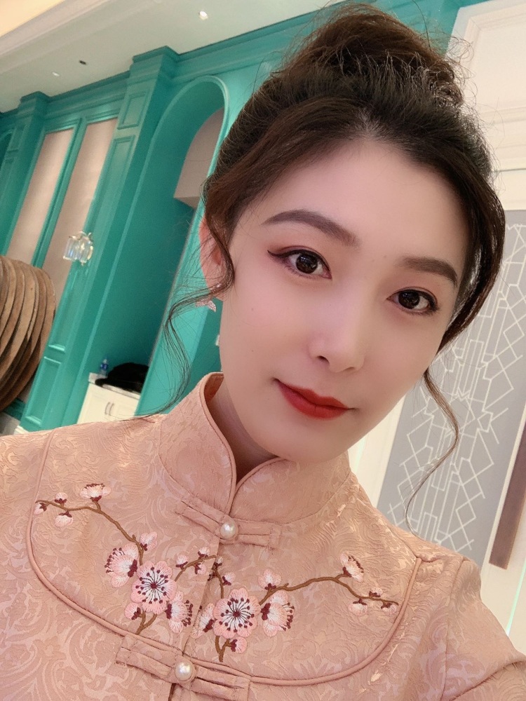 D-F W-E-R.陈静-北京市·北京市·丰台区--自拍照觉得不错，有一张脸可以用用，身材一般，身高162体重124微胖，朋友介绍自己属于气质女人，有单的商家可以尝试一下