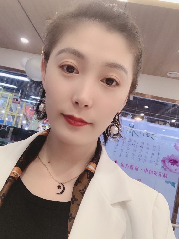 D-F W-E-R.陈静-北京市·北京市·丰台区--自拍照觉得不错,有一张脸可以用用,身材一般,身高162体重124微胖,朋友介绍自己属于气质女人,有单的商家可以尝试一下