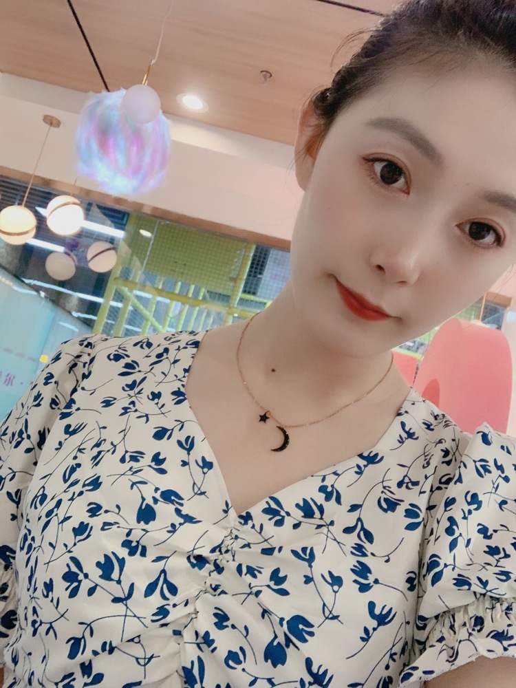 D-F W-E-R.陈静-北京市·北京市·丰台区--自拍照觉得不错，有一张脸可以用用，身材一般，身高162体重124微胖，朋友介绍自己属于气质女人，有单的商家可以尝试一下