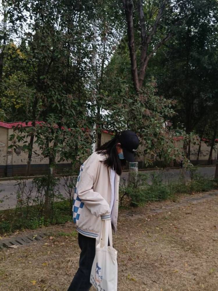 =)-河南省·洛阳市·嵩县--身高175体重108——瘦瘦高高长发
可盐可甜，风格多样化——倾向于甜酷风，甜丧风，机能风，运动风（比较帅的风格）——其他风格也是可以哒
大学新生想赚生活费，态度诚恳，求支持！