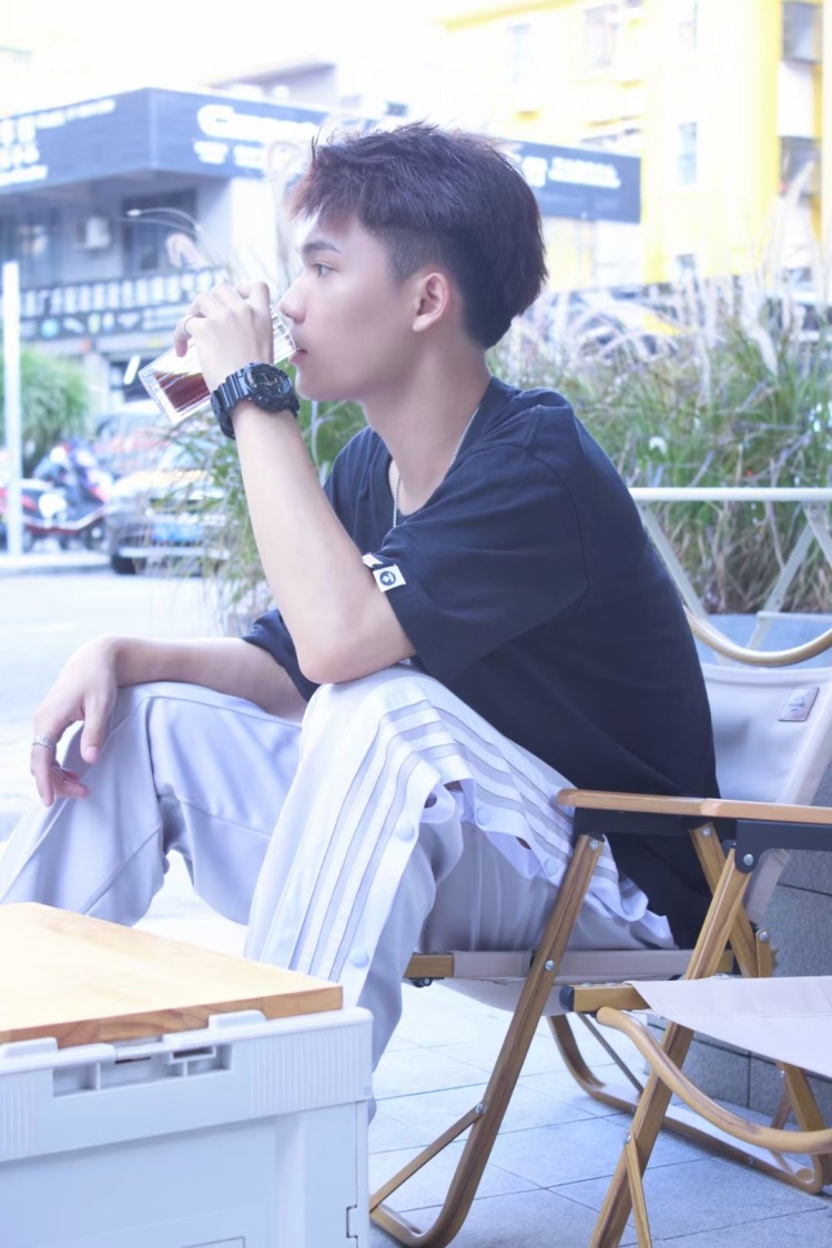 Z-广东省·深圳市·光明区-抖音 微博 ***-有摄影基础 熟练使用相机拍摄，空余时间多 接寄拍 可以提交商家满意的照片