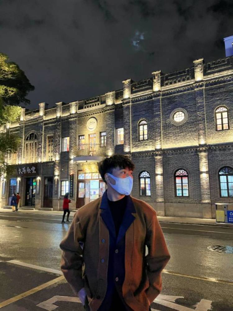 黑大帅-福建省·福州市·闽侯县-抖音-在校大一学生
身高181体重72
爱好:篮球 健身 旅游 穿搭 吉他