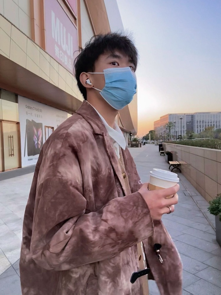 潘儁陽-浙江省·杭州市·西湖区-抖音,b站,***,微博-平时喜欢拍照、记录生活、喜欢听音乐、爱唱歌、爱运动打篮球热爱生活积极向上