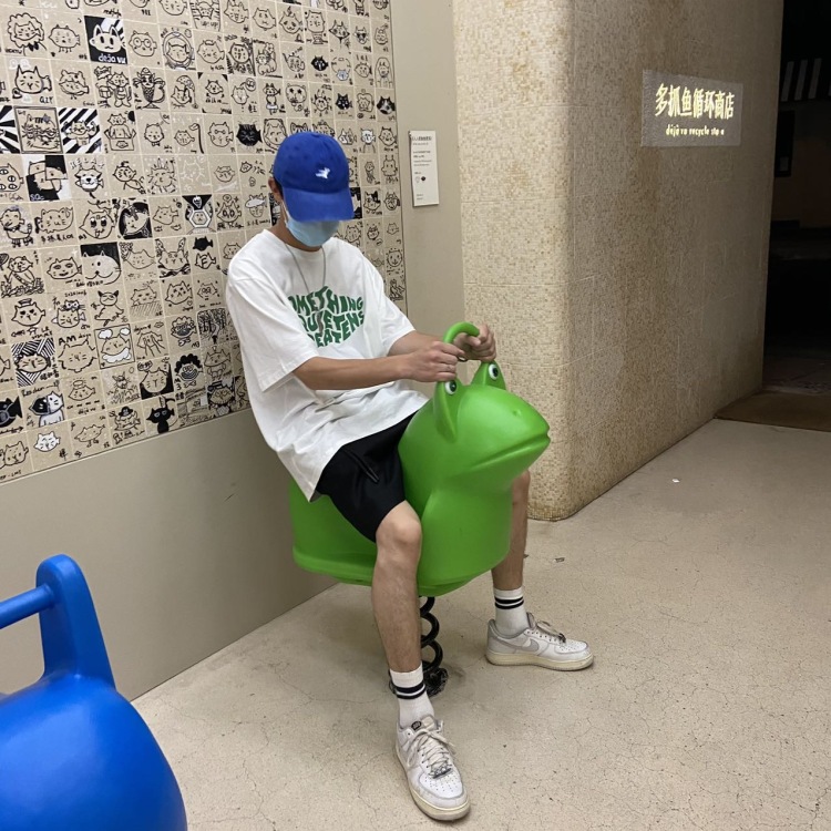 潘儁陽-浙江省·杭州市·西湖区-抖音,b站,***,微博-平时喜欢拍照、记录生活、喜欢听音乐、爱唱歌、爱运动打篮球热爱生活积极向上