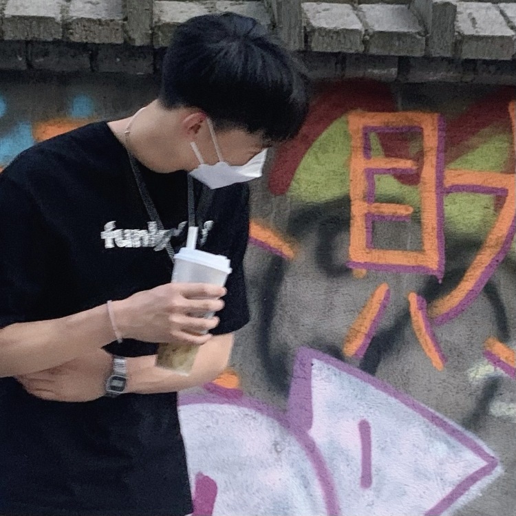 潘儁陽-浙江省·杭州市·西湖区-抖音,b站,***,微博-平时喜欢拍照、记录生活、喜欢听音乐、爱唱歌、爱运动打篮球热爱生活积极向上