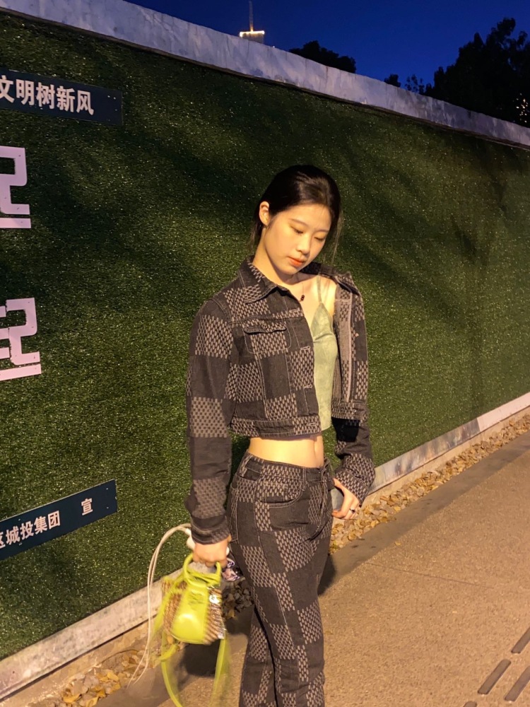 veve-浙江省·金华市·婺城区--我是一个学生 参加时装模特省统考的学生 身高166体重50kg 我有较好的亲和力和与人交流能力 我想靠自己努力赚到一点点生活费 希望大家可以给我一次机会谢谢