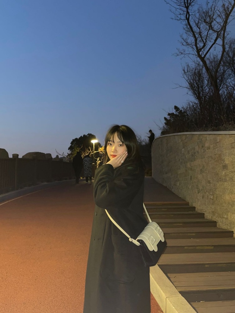 脑袋空空-辽宁省·大连市·甘井子区--可接寄拍单，买家秀，会拍照，善于修图，鞋，衣服，帽子都可，可接的风格多样，有相机设备