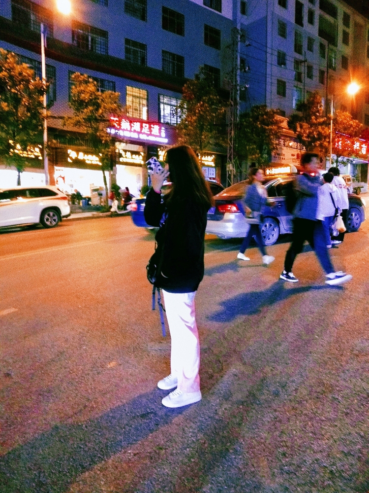 xin-云南省·昭通市·镇雄县--声音很好听,会唱一些歌。在穿搭方面也很擅长,可以接一些寄拍,也会拍照。又一年多的画画基础,也当过语音主播。很好相处,现为一名学生,长得干净利落。